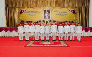 เข้าร่วมพิธีเจริญพระพุทธมนต์เจริญจิตภาวนา พิธีทำบุญตักบาตร และพิธีถวายเครื่องราชสักการะ พิธีวางพานพุ่มดอกไม้