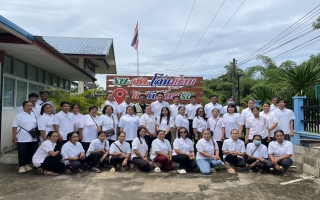 นายสุทิน ผาใต้ นายกองค์การบริหารส่วนตำบลโสมเยี่ยม พร้อมคณะผู้บริหารได้เดินทางมอบเสื้อให้กับอาสาสมัครสาธารณสุขประจําหมู่บ้าน (อสม.) ตำบลโสมเยี่ยม