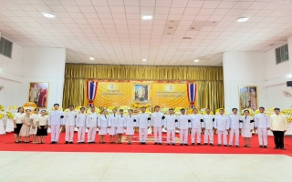 เข้าร่วมพิธีทำบุญตักบาตรถวายพระราชกุศล และพิธีวางพวงมาลา พระบาทสมเด็จพระบรมชนกาธิเบศร มหาภูมิพลอดุลยเดชมหาราชบรมนาถบพิตร เนื่องในวันนวมินทรมหาราช
